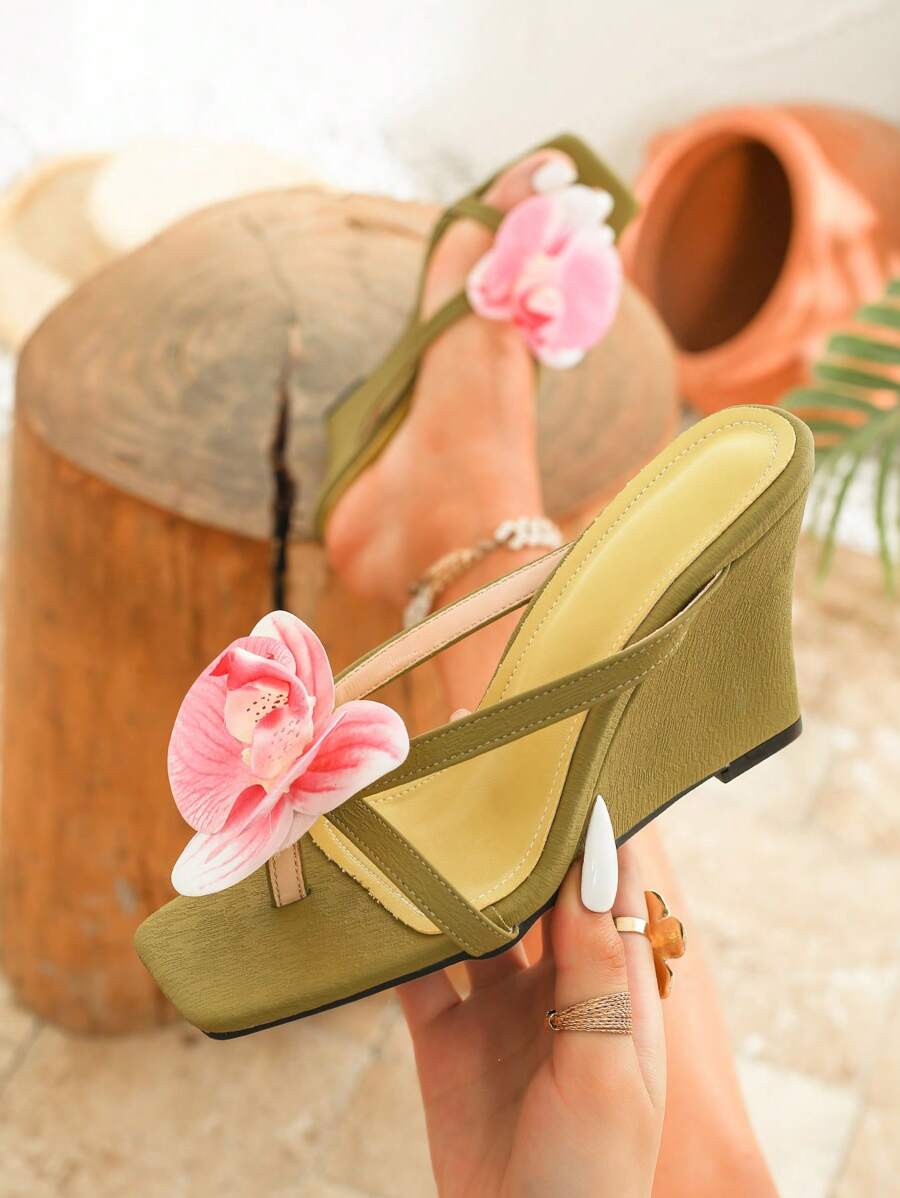 Sandalias tipo mula estilo boho con estampado floral para tallas grandes, con diseño minimalista de dedo cuadrado y tacón en bloque, versátiles para uso en exteriores