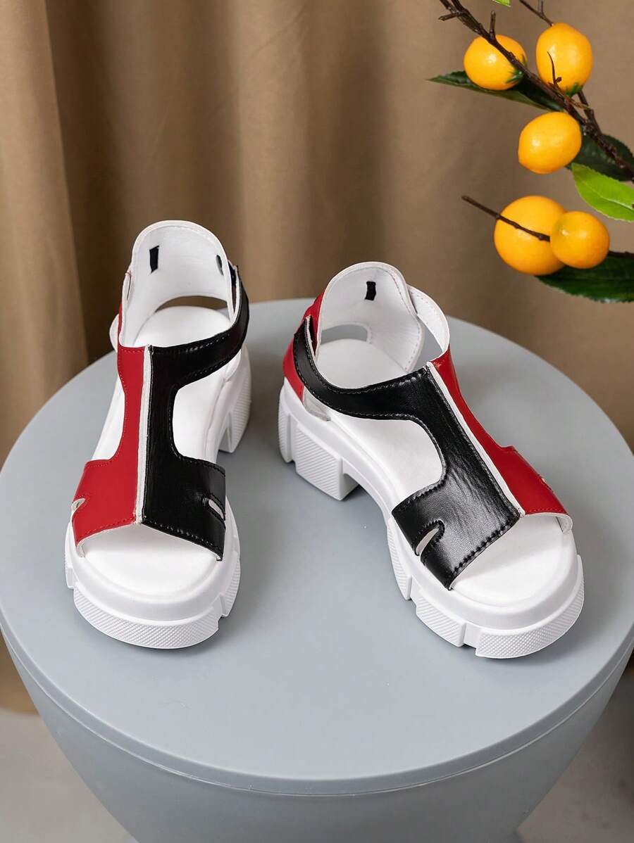 Un par de sandalias de tacón alto a la moda, nuevas sandalias de tacón grueso y cómodo para niños 2025, sandalias con bloqueo de color, sandalias con duradero, sandalias adecuadas para vacaciones casuales y fiestas