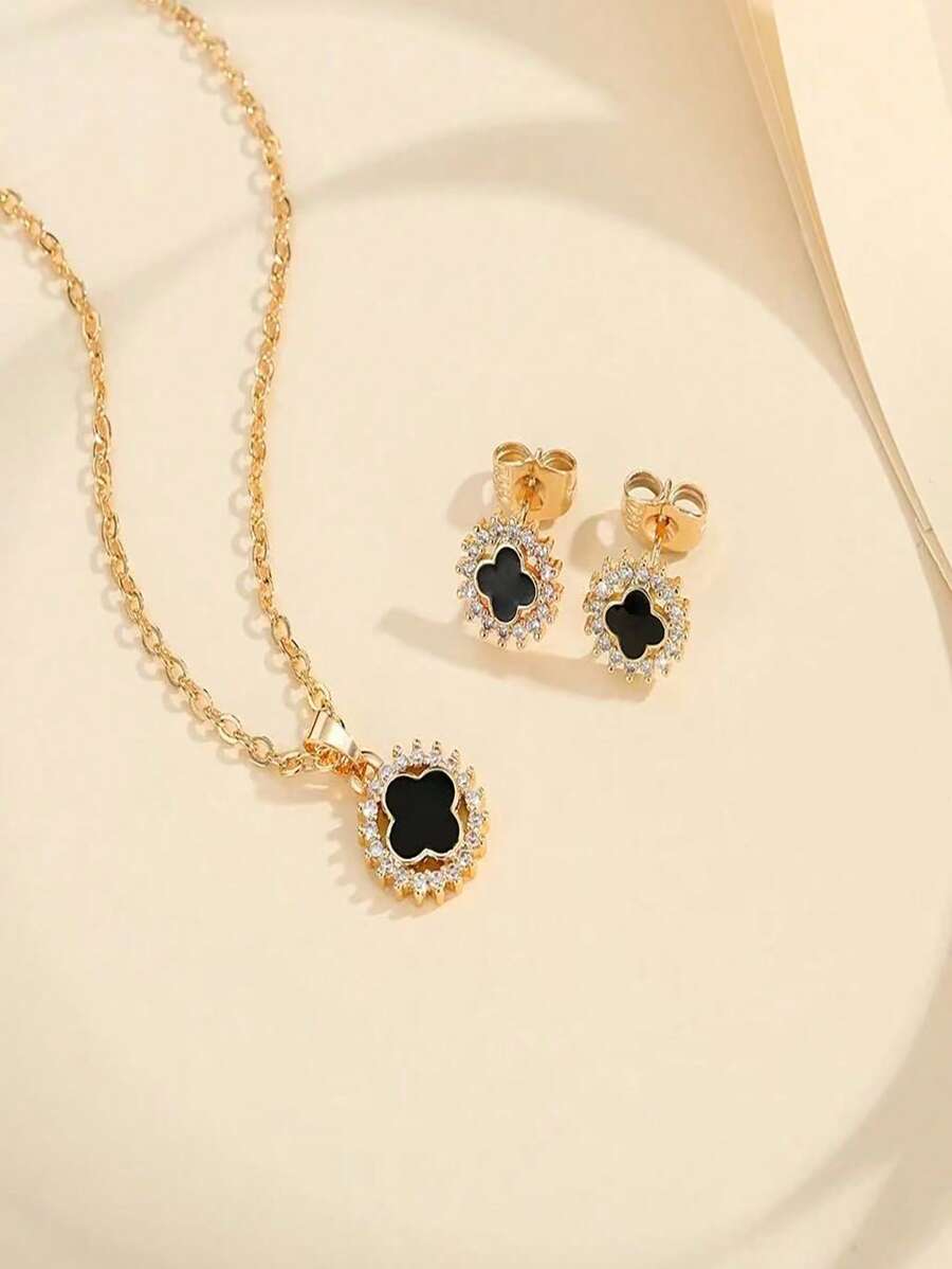 Elegantes Schmuckset aus schwarzer Kamelie und Kleeblatt-Anhänger mit Ohrringen, hochwertig und vielseitig zu tragen