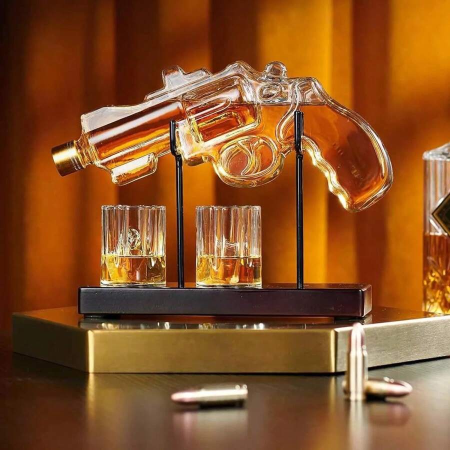 1 ensemble de carafe au design revolver. Comprend : 1 carafe, 2 verres à whisky, 1 support en bois rustique, 1 verseur. Capacité 230 ml/7,7 oz, verre artisanal fait main. Carafe à spiritueux adaptée au whisky, à la vodka et au brandy. Cadeau parfait pour la fête des pères/mères pour les pères, les maris, les petits amis - cadeau spécial original pour les fans militaires.
