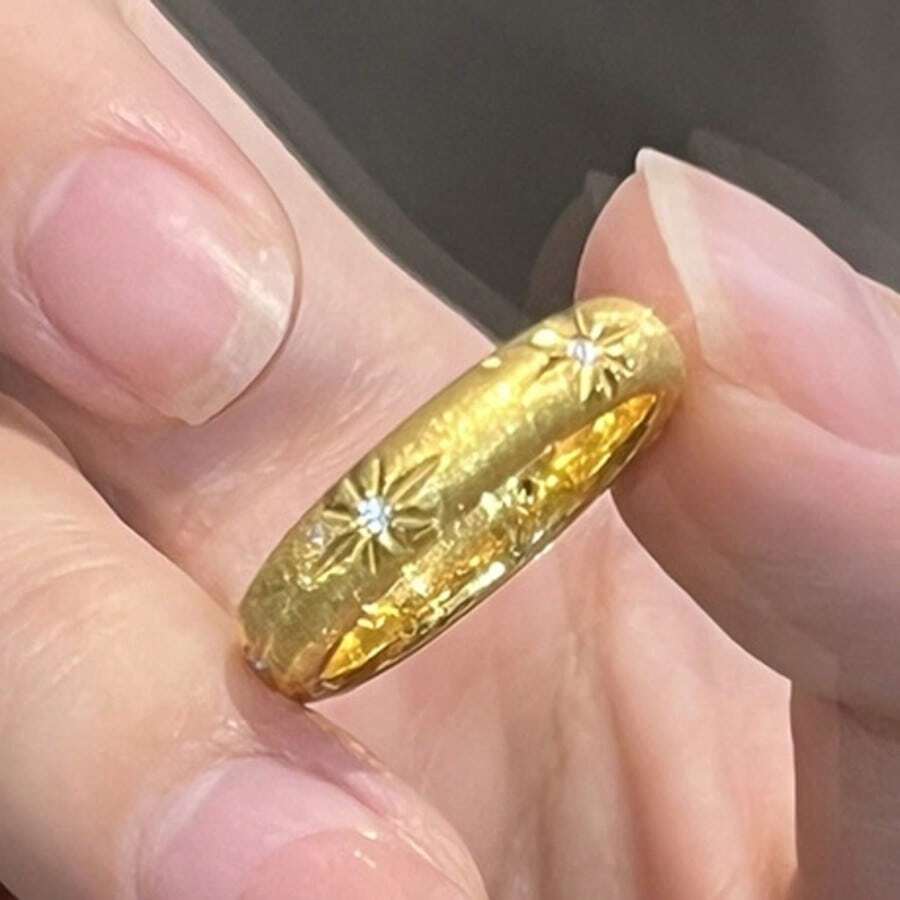 1 Stück Ring mit sechszackigem Stern in gebürsteter Optik und Strass, sehr attraktives Design, matter Effekt, leichter Luxus, personalisierbar und vielseitig