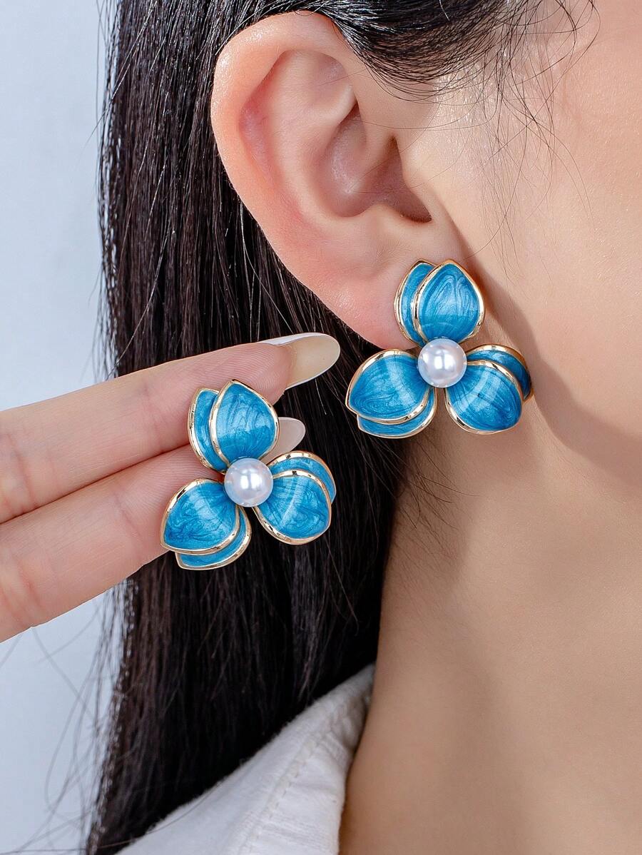 1 par de pendientes con diseño floral dulce y lindo para mujeres, apropiados para usar en la vida cotidiana y en citas
