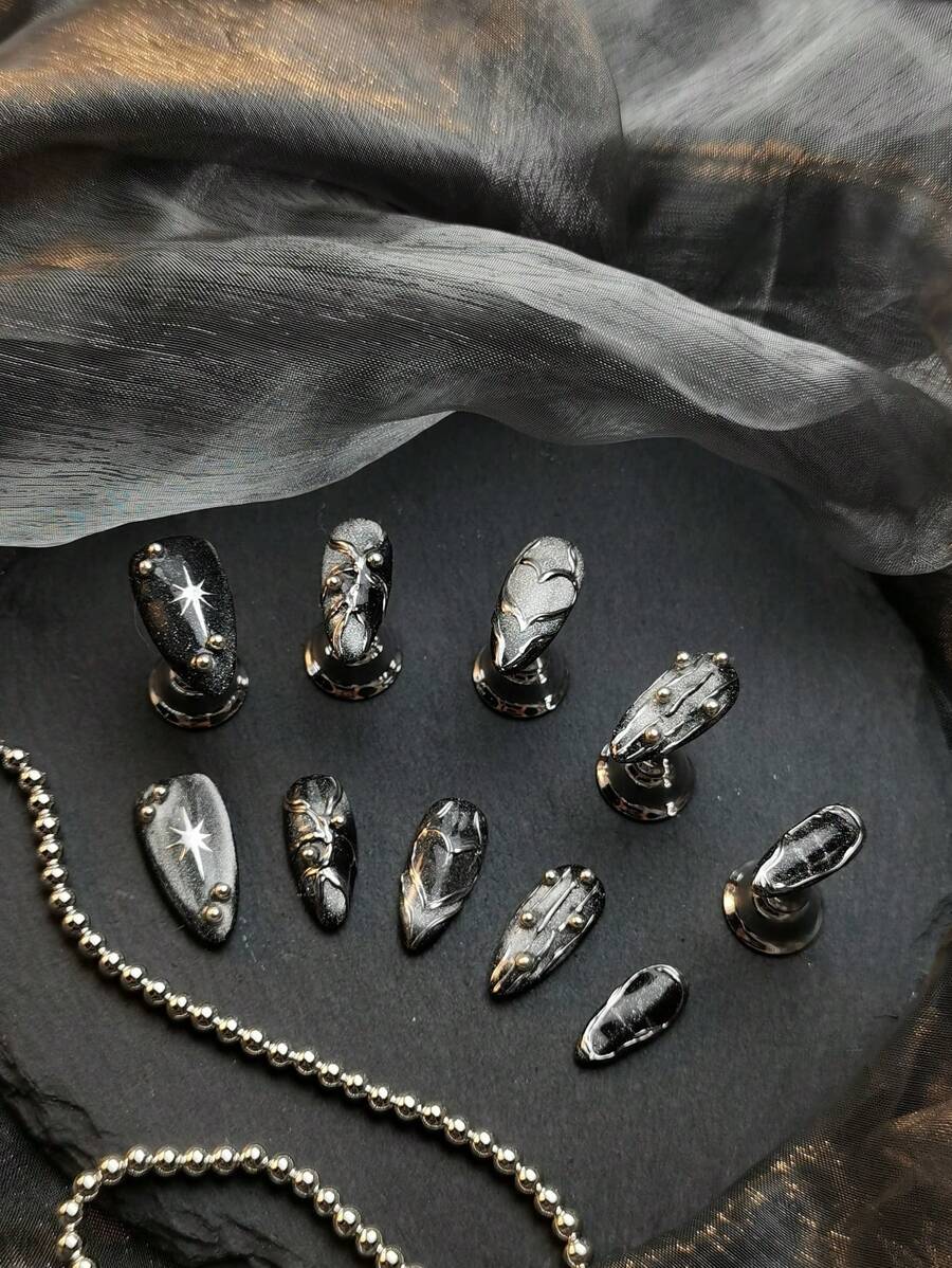 10 Peças Conjunto de Unhas Completo Feito à Mão, com Unhas de Olho de Gato Pretas e Brancas em Formato de Amêndoa, Conjunto de Unhas Decorativas 3D com Textura Metálica Punk Rock Quente, Adequado para Uso Diário e Participação em Festas, Festas Temáticas e Outros Eventos por Garotas. Acompanha 1 Mini Lixa de Unhas e 1 Etiqueta Adesiva Dupla Face.