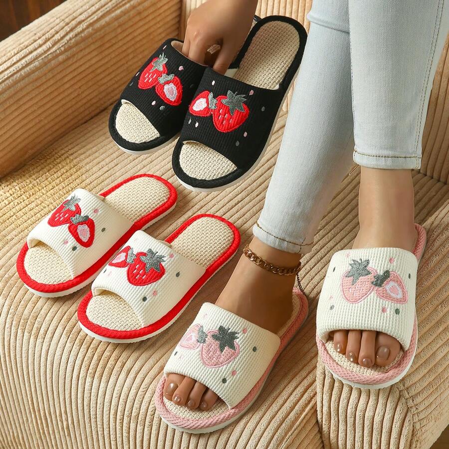 Chinelos internos bordados com morango para senhoras | Calçados internos confortáveis e elegantes, doces e femininos! Chinelos internos, macios e confortáveis, que podem ser usados dentro e fora de casa, criando um momento de lazer relaxante