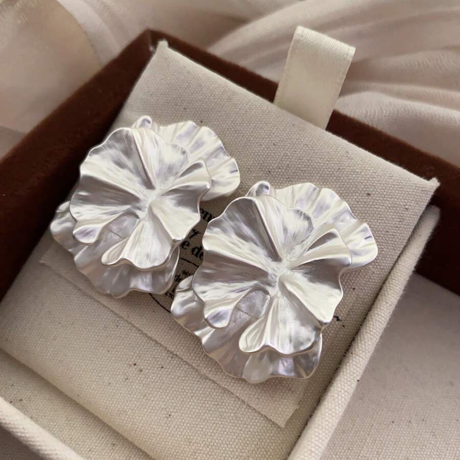 Pendientes con forma de flor de doble capa para mujer, diseño único con sensación de alta gama, color plateado, aretes florales, joyería elegante exagerada