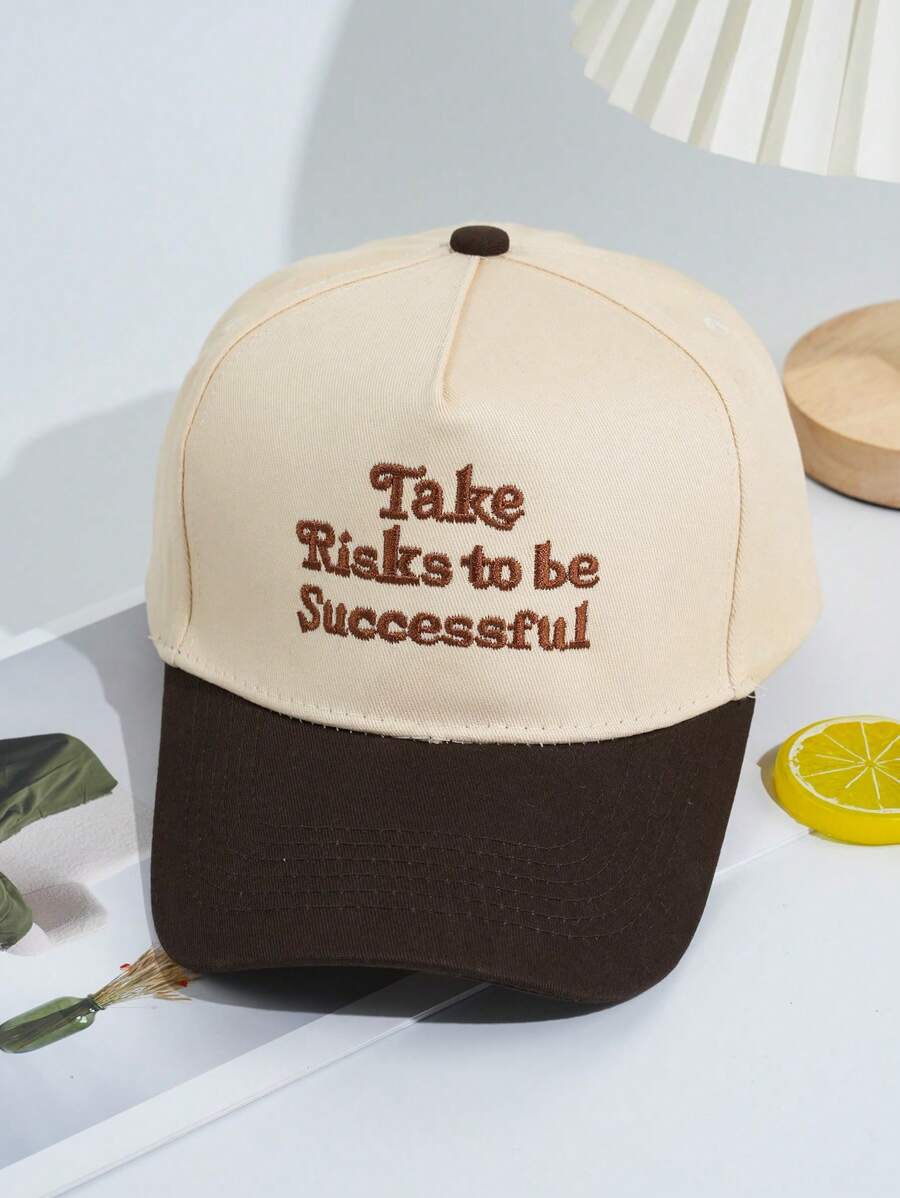 Gorra de béisbol versátil y de moda con parches de color contrastante, bordado de eslogan
