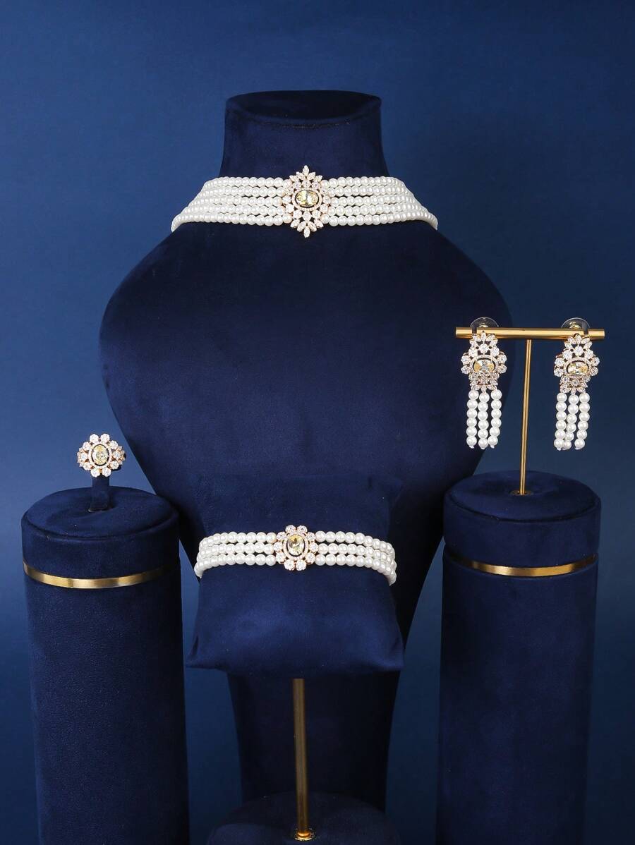 Parure de 4 pièces comprenant un collier, un bracelet, des boucles d'oreilles et une bague en perles de rocaille, mode et luxueuse, adaptée pour des cadeaux et un port quotidien ou pour des occasions spéciales pour les femmes