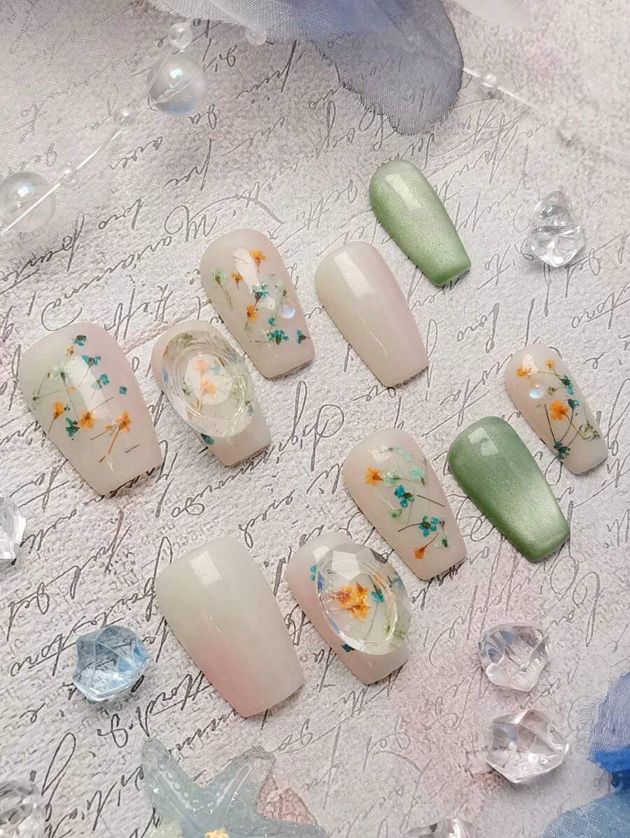 10 Peças de Unhas Artificiais Prensadas à Mão, Estilo Simples e Elegante, Decoradas com Olho de Gato Verde, Flores Secas e Pedras de Vidro, Unhas Artificiais Curtas no Formato Caixão Adequadas para Meninas e Mulheres, com 1 Peça de Cola de Gelatina e 1 Lixa de Unhas.