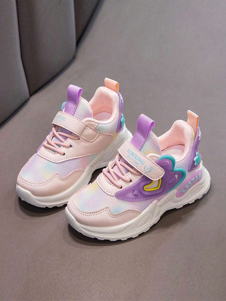 Zapatos deportivos para niñas con malla transpirable y decoración de corazón. Nuevos tenis para estudiantes de primavera otoño 2025, suela suave, ligeros, cómodos y transpirables, apropiados para uso diario, escuela, deportes y todas las estaciones