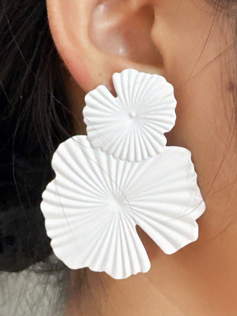 1 par de brincos de metal geométricos florais pintados de branco, delicados, versáteis e exagerados, adequados para festas e uso diário