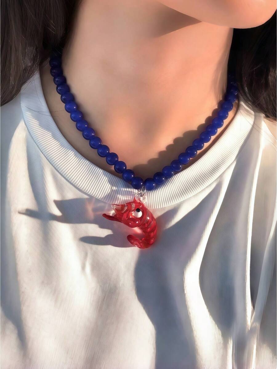 1 pieza Colgante decorativo de langosta roja de vidrio con cadena de collar de cuentas azules, adecuado para uso diario de mujeres o vestimenta de playa en verano