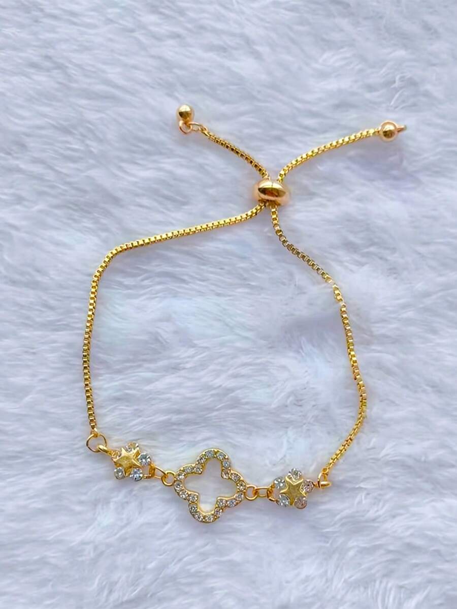 Un bracelet simple et pour femmes avec trèfle à quatre feuilles et fleur ornée de diamants, réglable