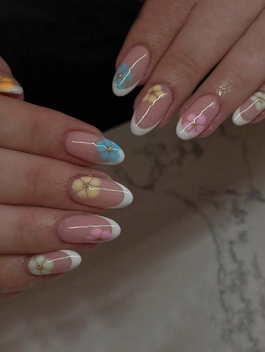 24 piezas de uñas postizas cortas de almendra en diversos colores con estampados florales y cuentas de acero pequeñas, uñas francesas blancas falsas adecuadas para uso diario, oficina, citas, clásicas y sencillas, apropiadas para mujeres y niñas, uñas lindas con pegamento de gelatina, 1 pieza de lima