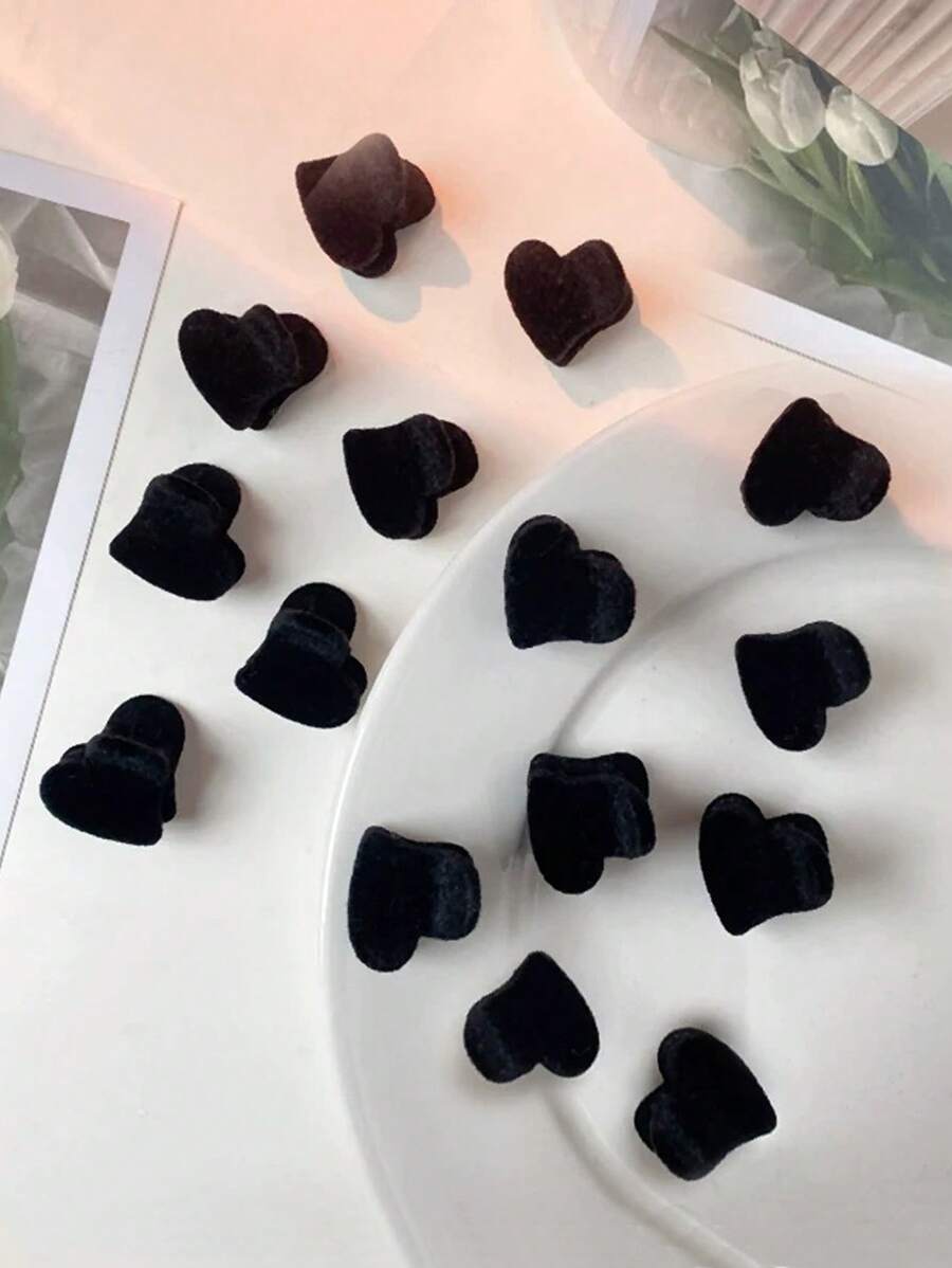 Petits pinces à cheveux noires mignones et floqueuses pour femmes, pinces à cheveux en forme de cœur pour les franges, les côtés, les coiffures de princesse. Accessoires capillaires floqués de haute qualité pour l'automne/l'hiver
