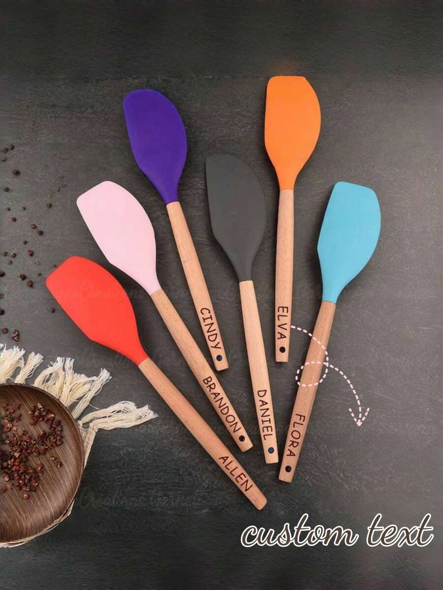 1 Stück personalisierter geschnitzter Holz-Silikon Backschaber mit individuell anpassbarem Text, Küchenutensilie Kuchen Spatel, Sahne Rührspatee Schaber, perfekte Wahl für Paare, Vatertag, Geburtstage, Jahrestage