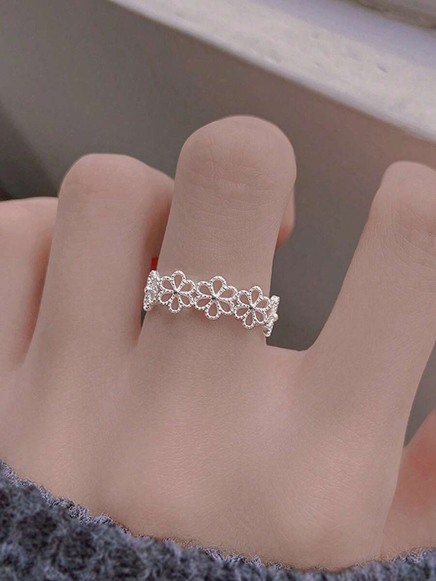 1 pieza Anillo de estilo francés dulce con un diseño de flor calada y flores delicadas de encaje, con un Charm único para San Valentín