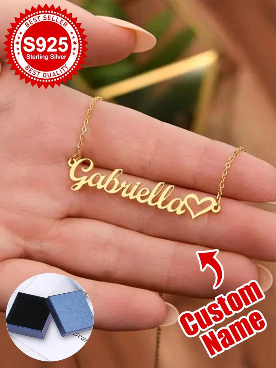 Collar personalizado de plata de ley 925 con acento de corazón pequeño - Un regalo romántico y personalizado para los seres queridos. Ideal para cumpleaños, aniversarios o elegancia diaria. Este collar presenta un nombre en letra cursiva fluida combinado con un delicado detalle de corazón, elaborado en plata 925 de primera calidad. Una pieza sentimental y con estilo de vanguardia para celebrar el afecto, perfecta para regalar a amigos, parejas o familiares.