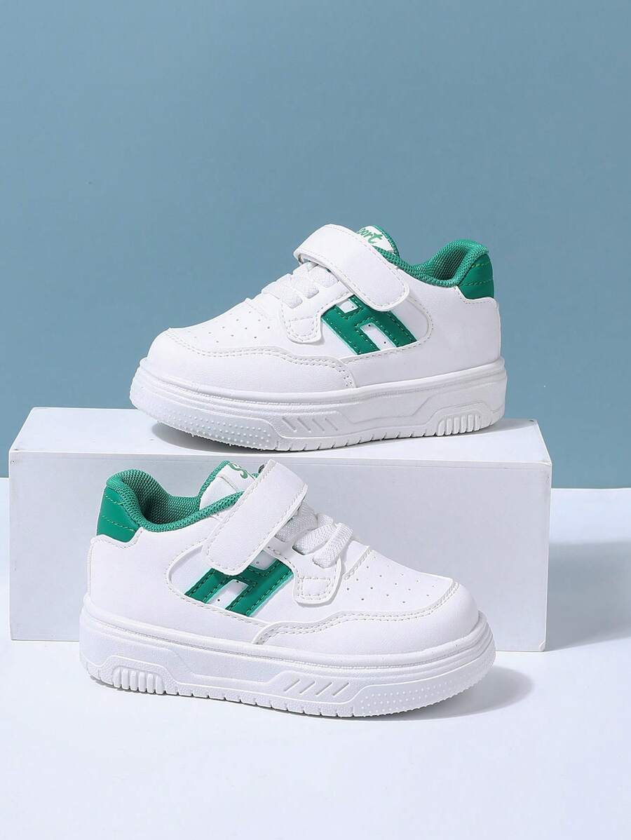 Nuevas zapatillas de deporte ligeras y de moda para niños para el campus y uso casual