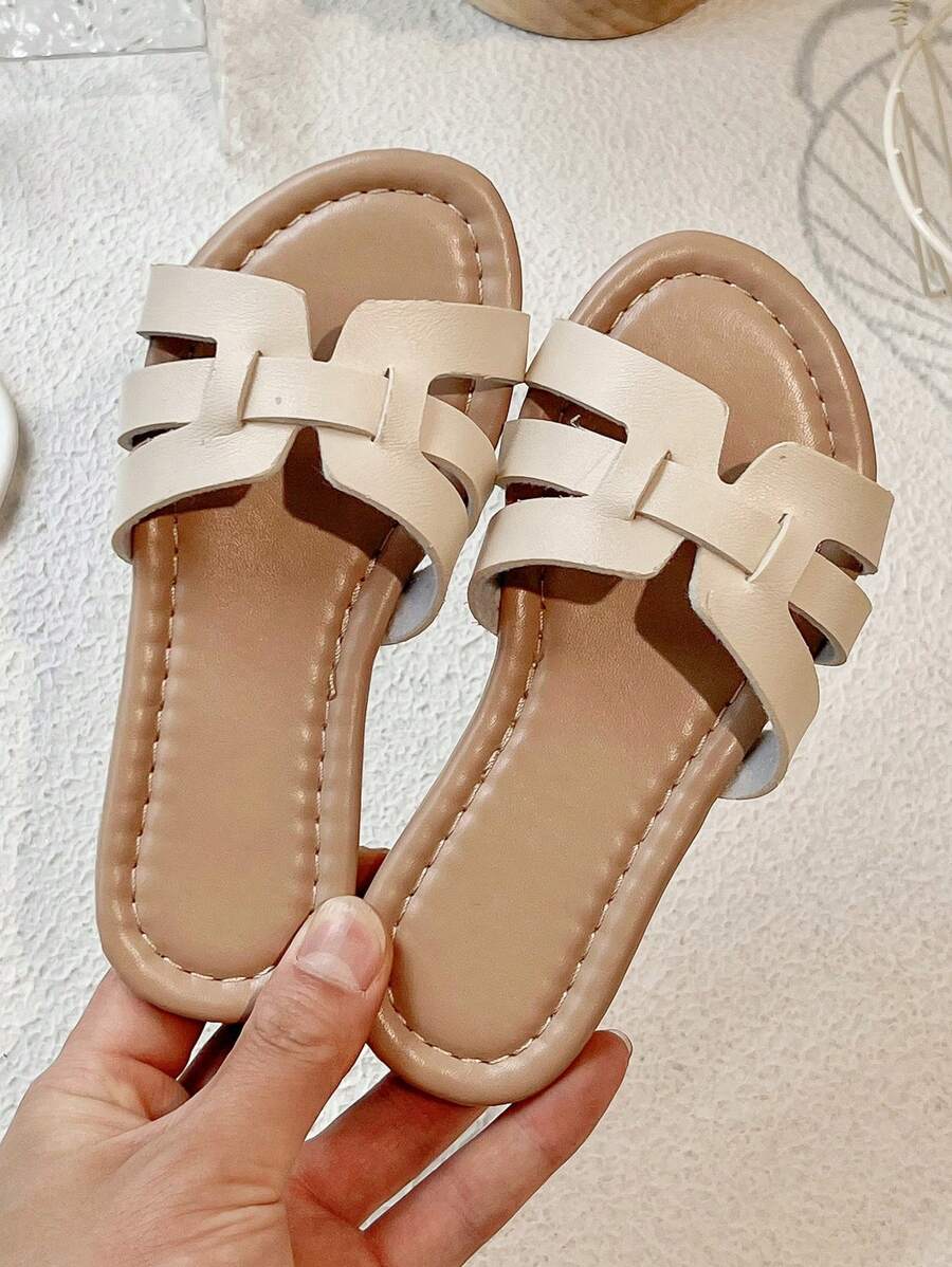 Un par de zapatillas de casa de corte bajo para niñas con tiras tejidas y estampados de patrones de serpiente, con los dedos de los pies expuestos, son simples y versátiles, aptas para uso diario y casual, zapatillas de moda para niños