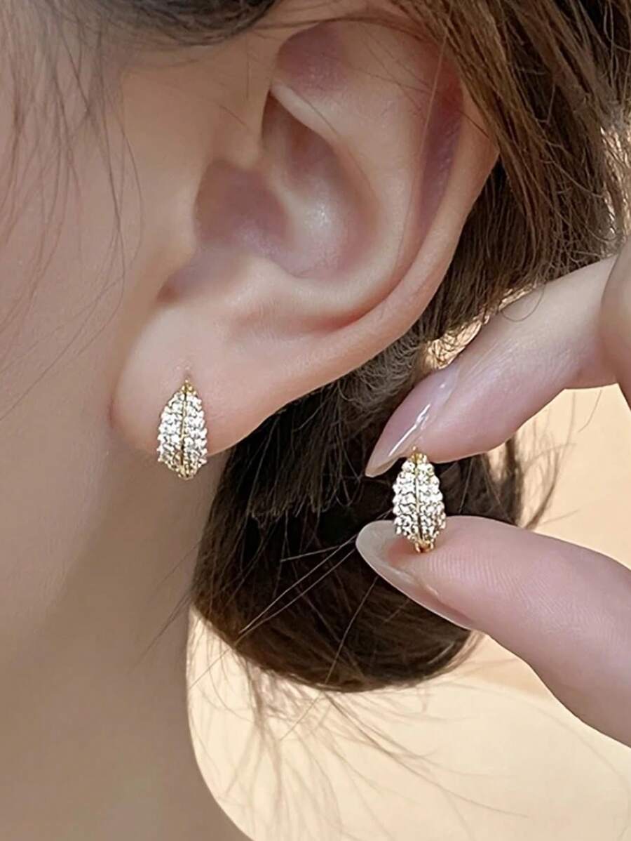 1 Paar elegante, minimalistische KC vergoldete blattförmige Creolen mit funkelnden synthetischen Zirkonia-Steinen, leichtes, zierliches Design für Frauen, vielseitig für den täglichen Gebrauch und Partys, ganzjähriges Schmuckzubehör, süße Ohrringe, Party-Accessoires, Synthetische Zirkonia-Verzierungen