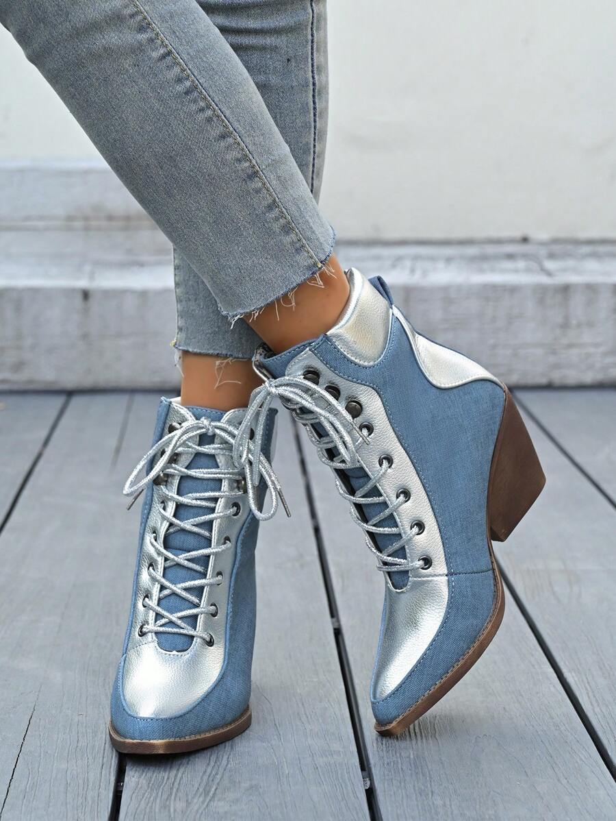 Botas vaqueras de tacón ancho con cordones de mujer, estilo europeo y estadounidense, de nueva moda, con punta puntiaguda, empeine de remiendo, cordones plateados brillantes, forro cómodo, suela de goma de 2.75 pulgadas de tacón ancho, apropiadas para uso casual al aire libre en primavera y otoño