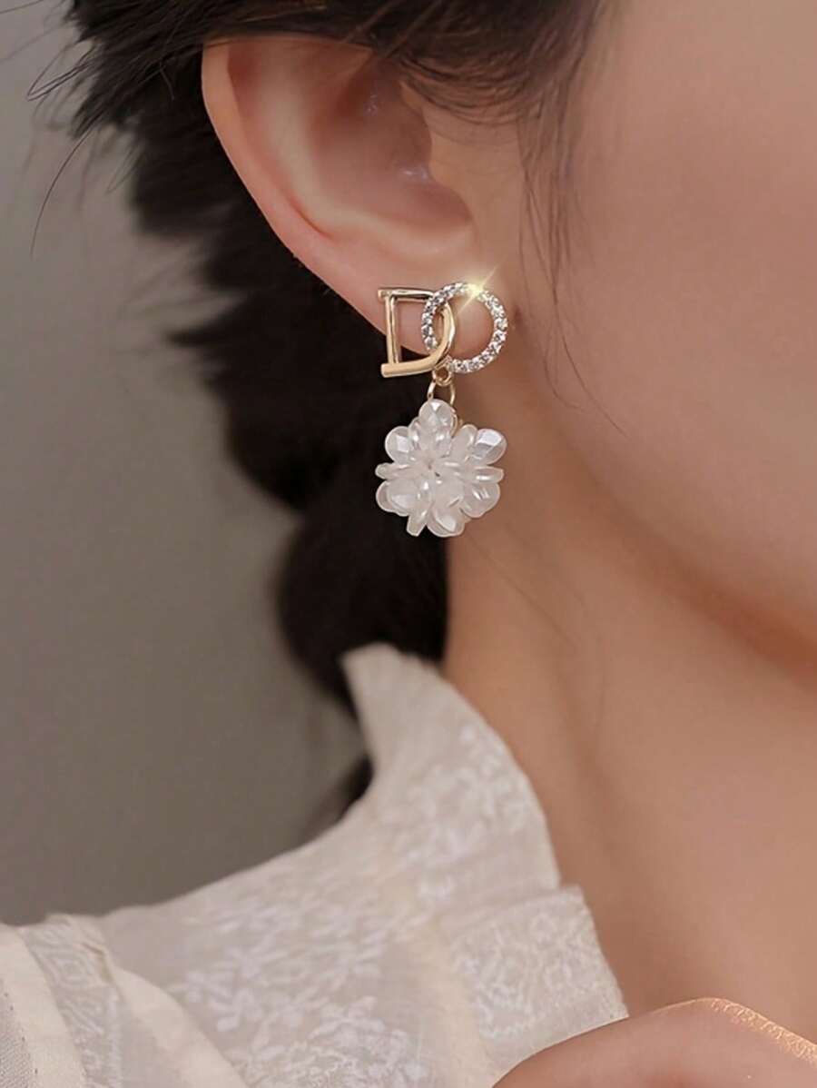 1 Pair Metal Alloy Flower Drop Earrings For Women, Letter & Faux Pearl Design, Elegant Everyday Wear That Suits Both Office Attire And Casual Outfits
