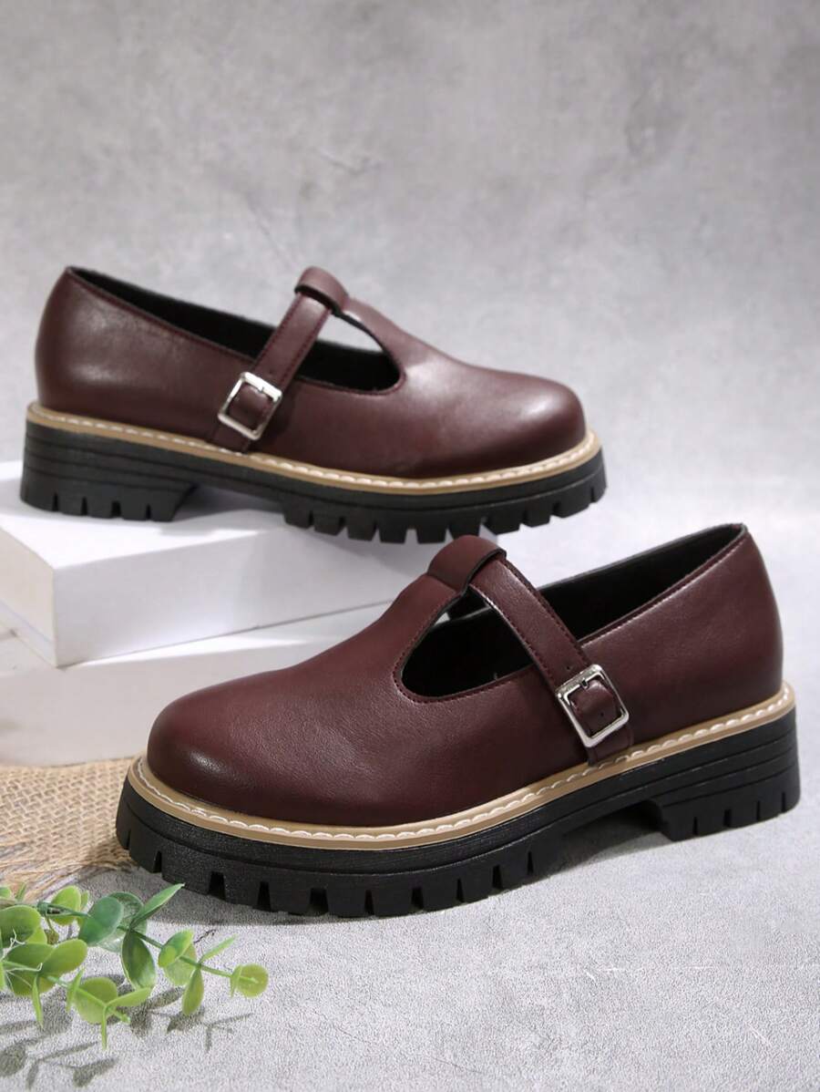 Chaussures plates à semelle épaisse, tout-aller, en PU, avec une bride en T et une boucle. Convient pour le port en extérieur au printemps, en été et en automne.