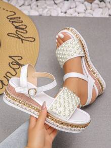 Witte grote parel met vier kleine diamanten