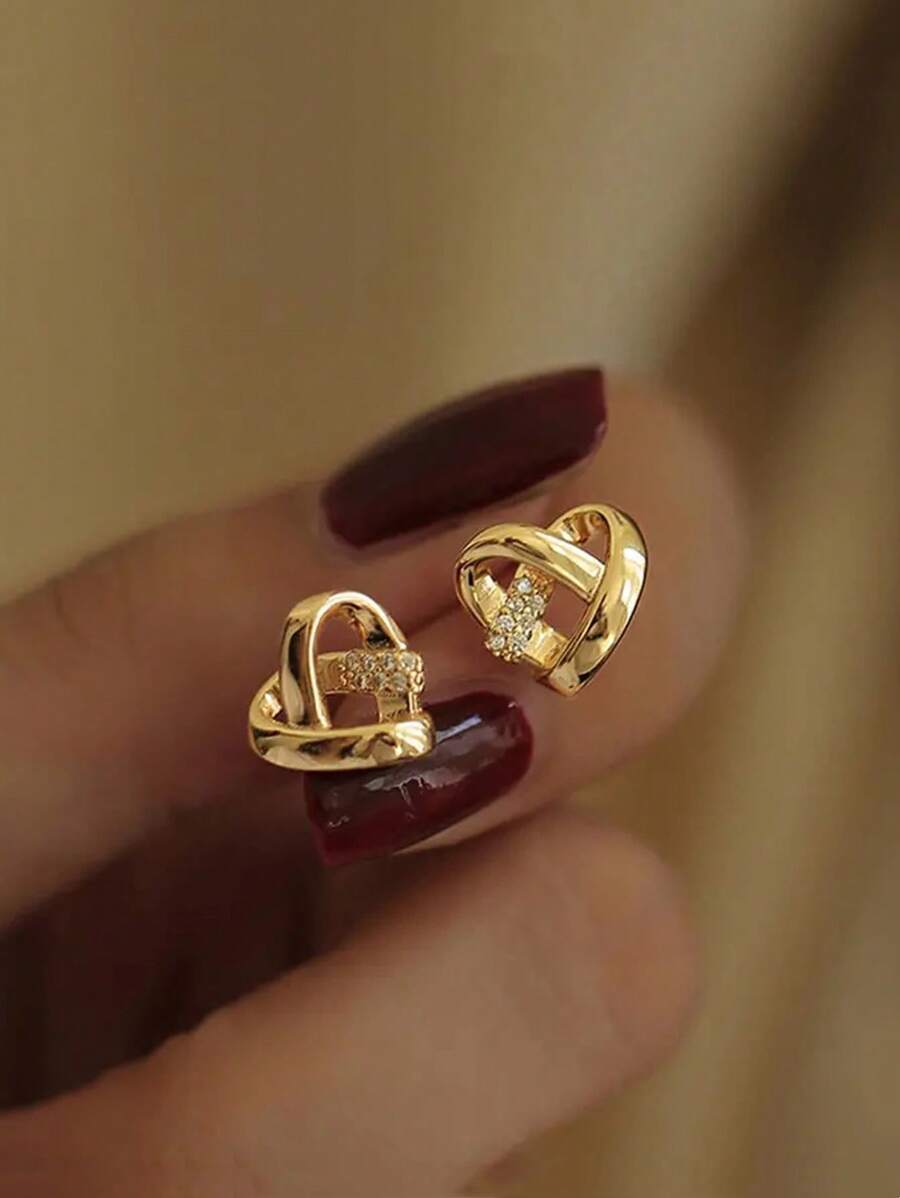 Brincos requintados em formato de coração vazado - Design chique e estiloso em formato de coração para uso diário, perfeitos para piercings de orelha