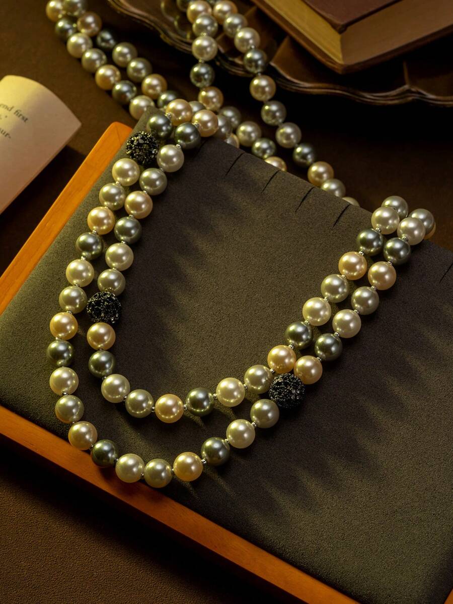 Eine vintage acryl doppellagige graue lange Halskette, geeignet für den täglichen Gebrauch als Geschenk; Partyaccessoire.