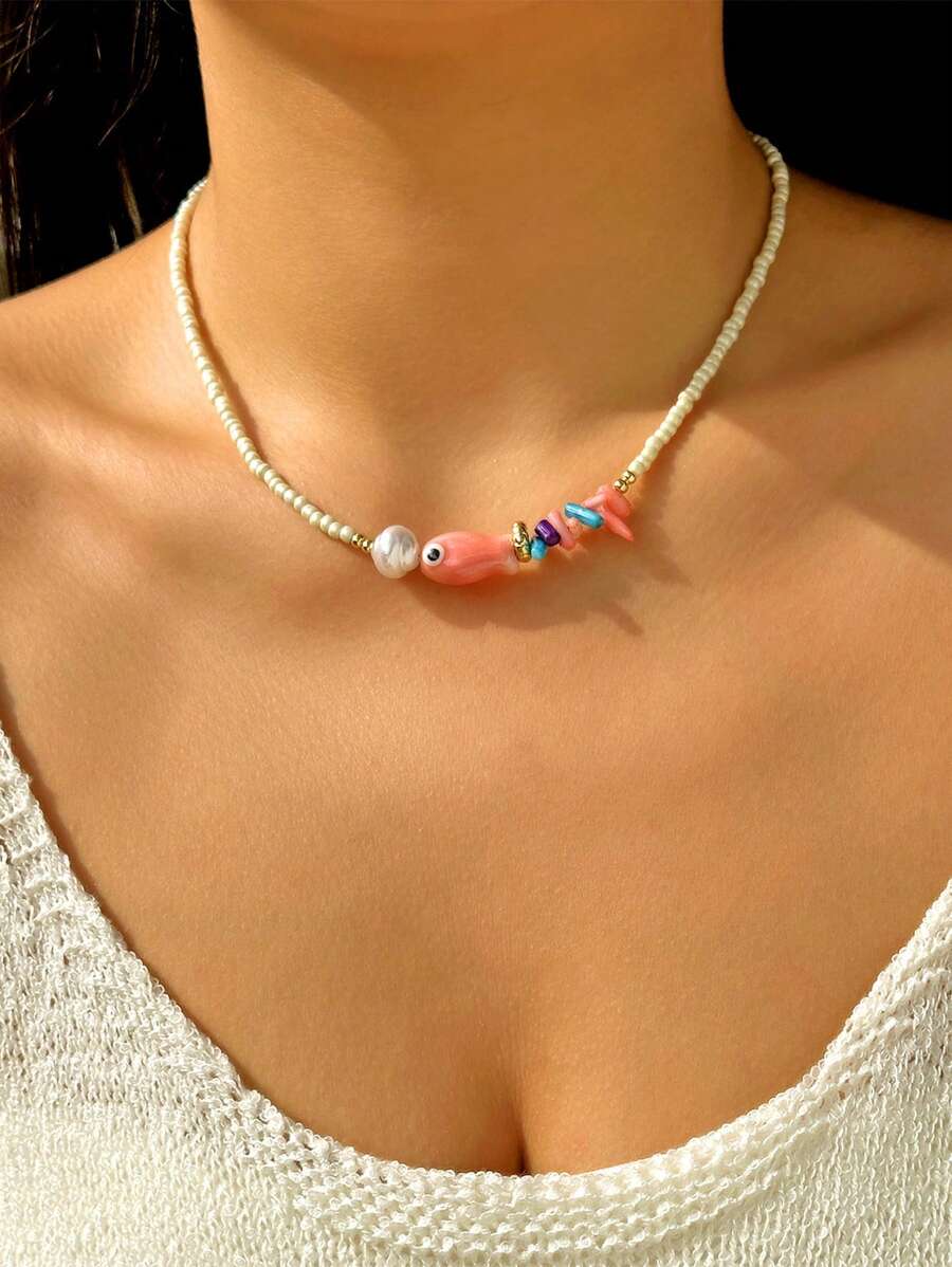 1 pieza Collar único de estilo bohemio con diseño de pez de cerámica, perla blanca y cuentas. Adecuado para uso casual, de playa y de vacaciones para mujeres. Regalo ideal (el color y la cantidad de coral detrás del pez varían al azar, las formas asimétricas de las perlas pueden variar ligeramente debido al lote)