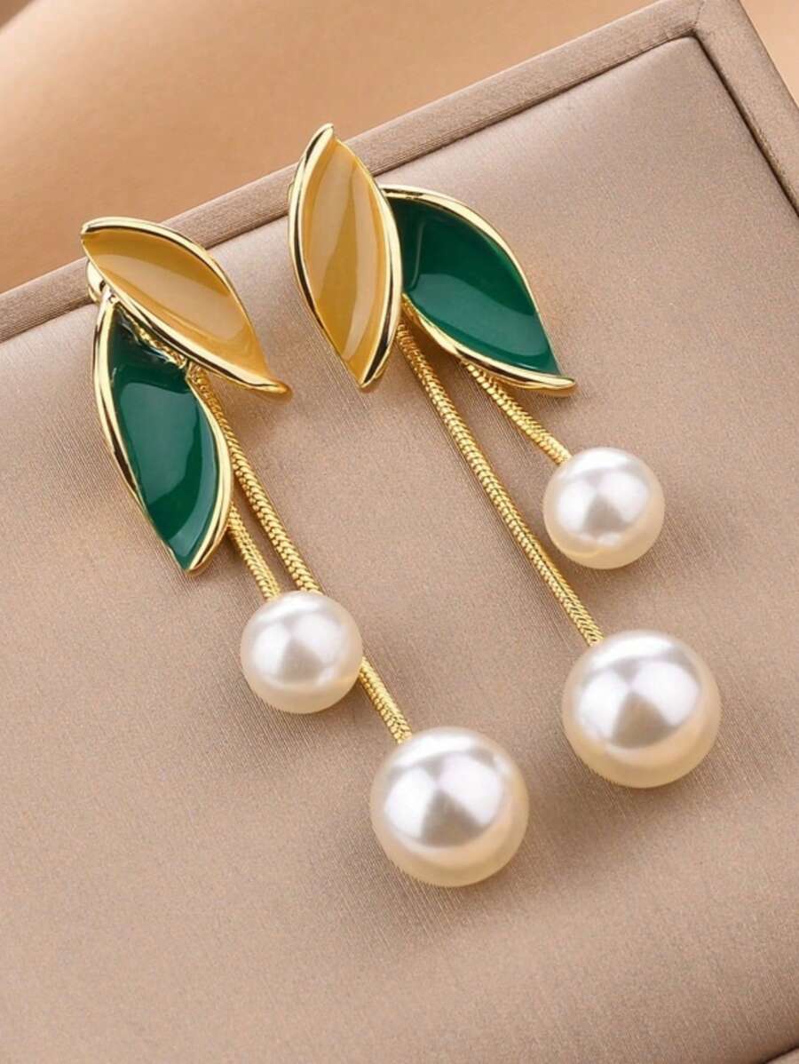 1 par de aretes con hoja y flecos, apropiados para uso diario y vacaciones de la mujer