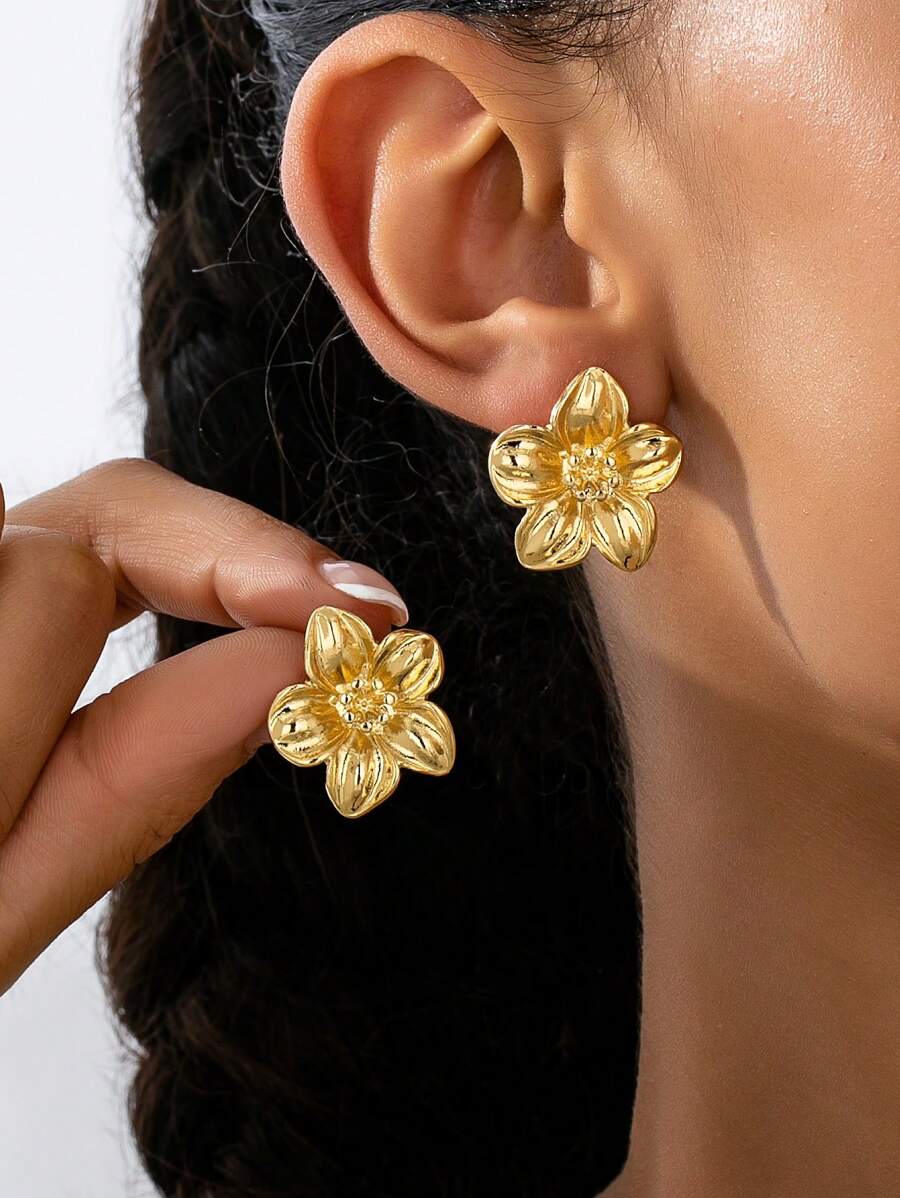 1 par de pendientes minimalistas de flor de metal dorado, adecuados para el uso diario de la mujer y como regalo de joyería