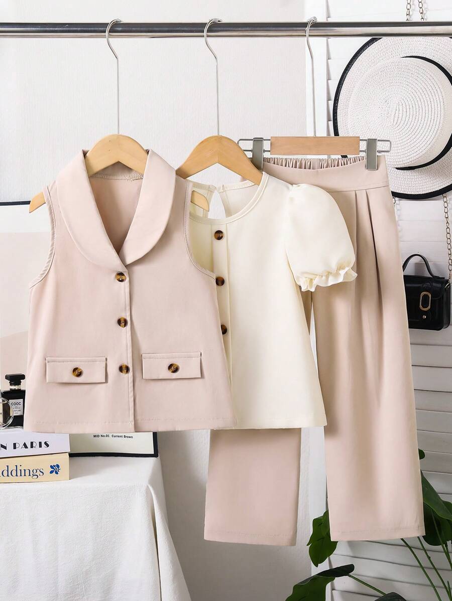 Set de 3 piezas de ropa casual para niñas: blusa de manga abullonada de manga corta, chaleco de chaqueta falsa de dos piezas y pantalones rectos de cintura alta. Diseño sencillo y de moda, adecuado para ir a la oficina, casual, usar en el jardín de infantes. Un conjunto que toda madre debe comprar.