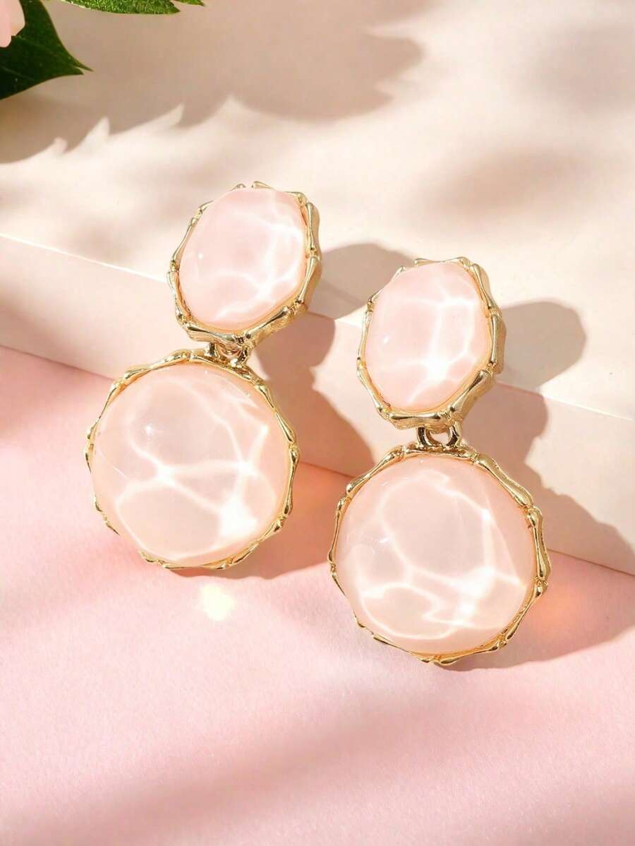 1 paire de boucles d'oreilles vintage élégantes de couleur or pour femmes, boucles d'oreilles de luxe à la mode avec un motif floral à coupe de pierre aléatoire