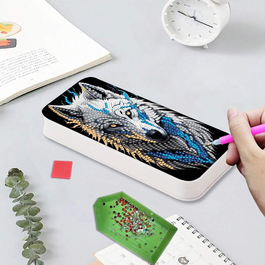 5D 1 Stück Diamantmalerei Set, bedrucktes Wolfmuster, DIY 5D Kristall-Dekoration in Spezialform, dekorative Acrylstiftebox mit bunten Edelsteinen und Perlen, einzigartiges handgemachtes Geschenk geeignet für Büro und Heimschreibtischorganisation, Diamant-Kunst Set. Tolles Geschenk