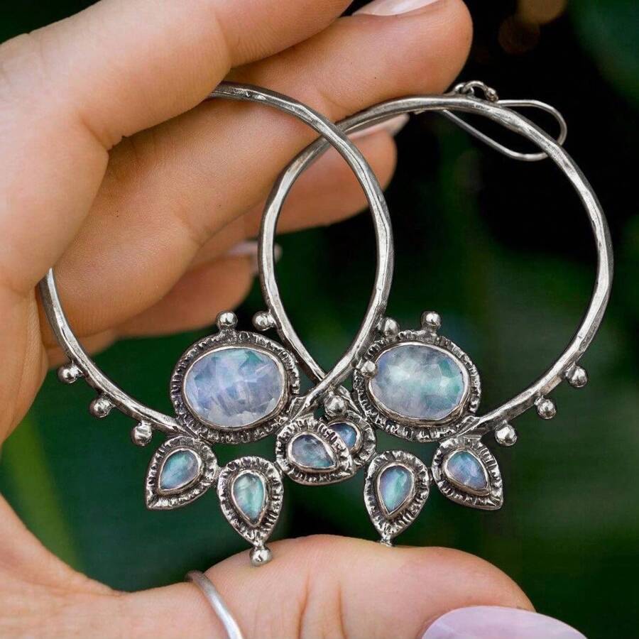 Par de Brincos Exuberantes de Pedra Preciosa Azul com Detalhes de Folha de Metal e Contas, Joia de Liga de Estilo Vintage para Mulheres, Perfeita para Casamentos, Festas e Ocasiões Especiais