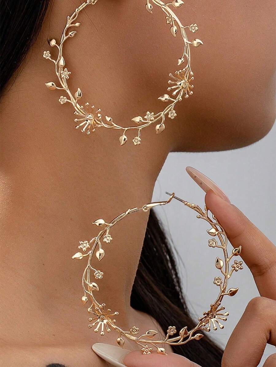 Boucles d'oreilles créoles exagérées pour femmes. Boucles d'oreilles cercle or de grande taille avec motifs feuille et fleur. Bijoux vintage pour femmes, cadeau