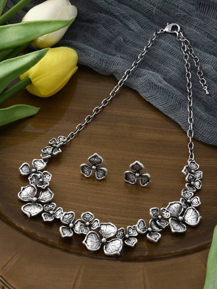 Ensemble de bijoux réglable en alliage de zinc pour femmes - collier et boucles d'oreilles. Motif trèfle chanceux vintage argenté gothique. Polyvalent pour un port quotidien, les festivals de musique, les fêtes. Cadeau unique.