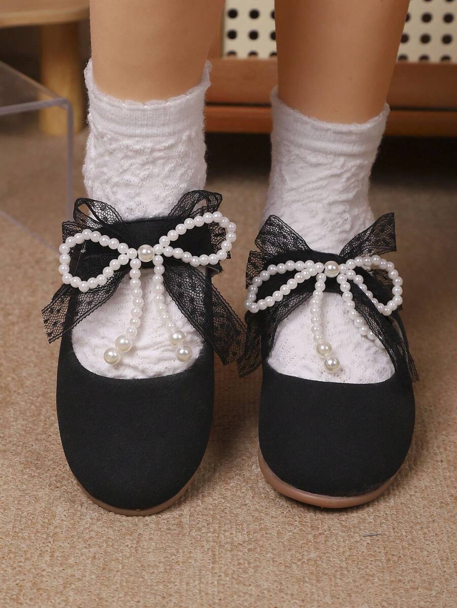 Los zapatos infantiles de verano de 2025 son de moda y versátiles, con punta redonda, suela blanda, boca poco profunda, gancho y bucle, ajuste de un solo pie, lazo escolar, perla y antideslizante
