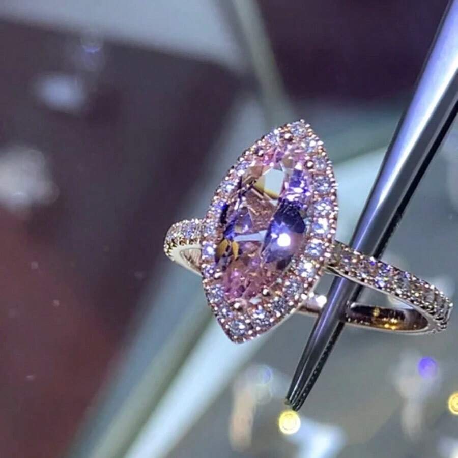 Anel feminino de cobre banhado a ouro rosa de luxo, incrustado com zircônia cúbica sintética brilhante em corte oval, anel de noivado/casamento que simboliza beleza e elegância, presente perfeito para aniversário/dia dos namorados