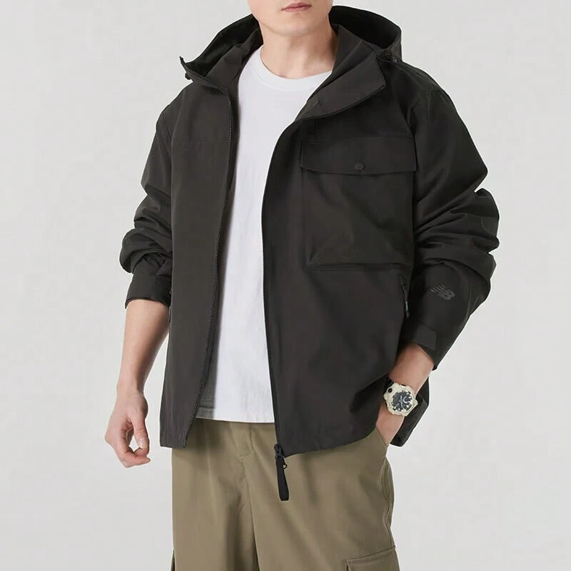 New Balance Chaqueta deportiva casual para hombre nueva 2025 Chaqueta cortavientos con capucha resistente al viento para ropa de trabajo NAF17021DKG