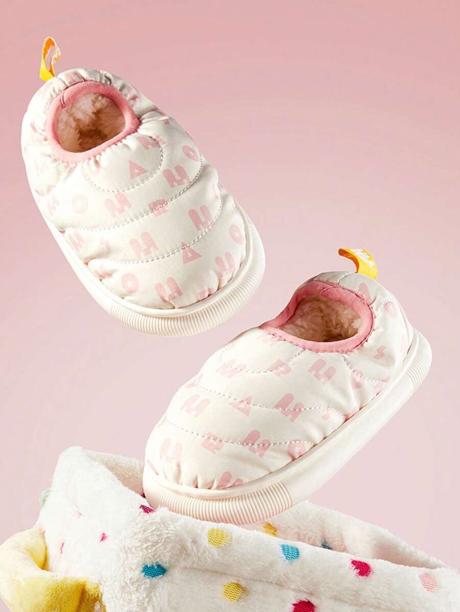 Un par de zapatillas nuevas, lindas y a la moda para el invierno para niños, zapatos de bebé de algodón esponjoso que son antideslizantes y cálidos para interiores