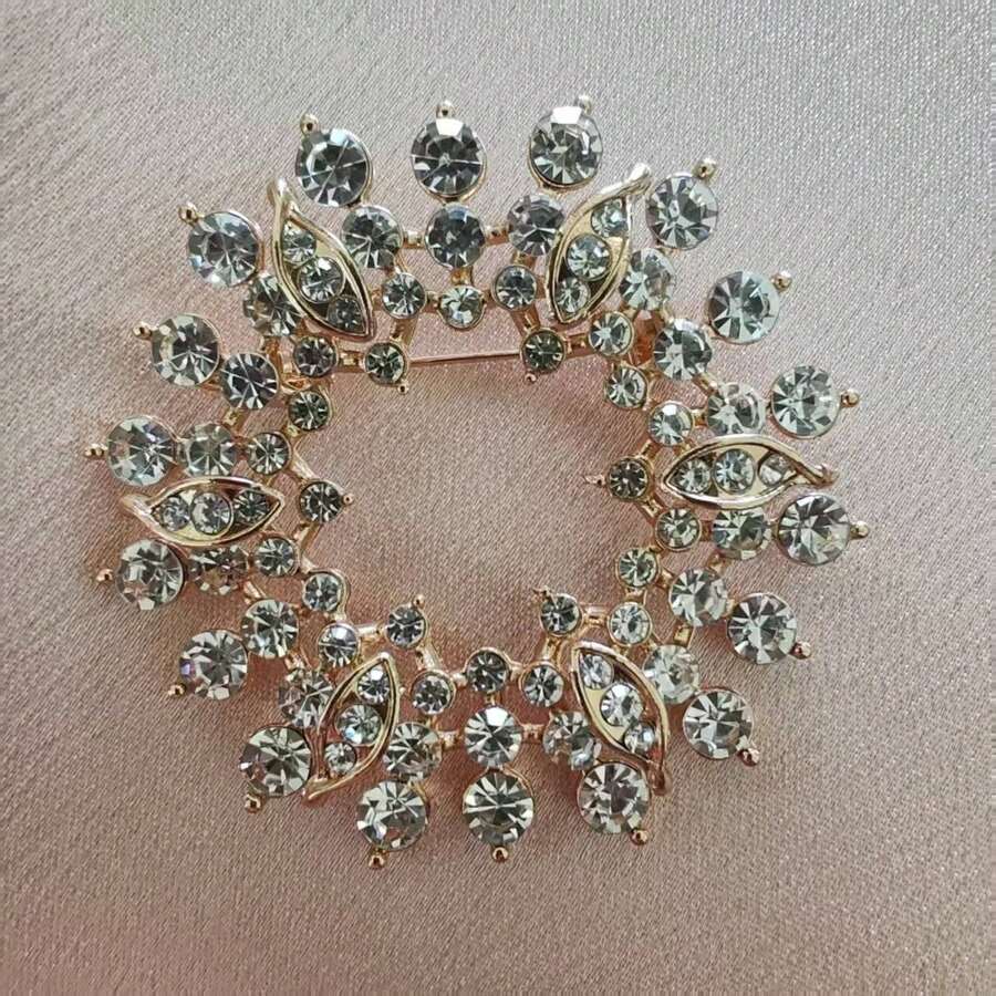 1 pieza Broche de corona de flores con rhinestones, decoración hueca redonda, accesorio lindo para chaqueta/bufanda, para uso diario
