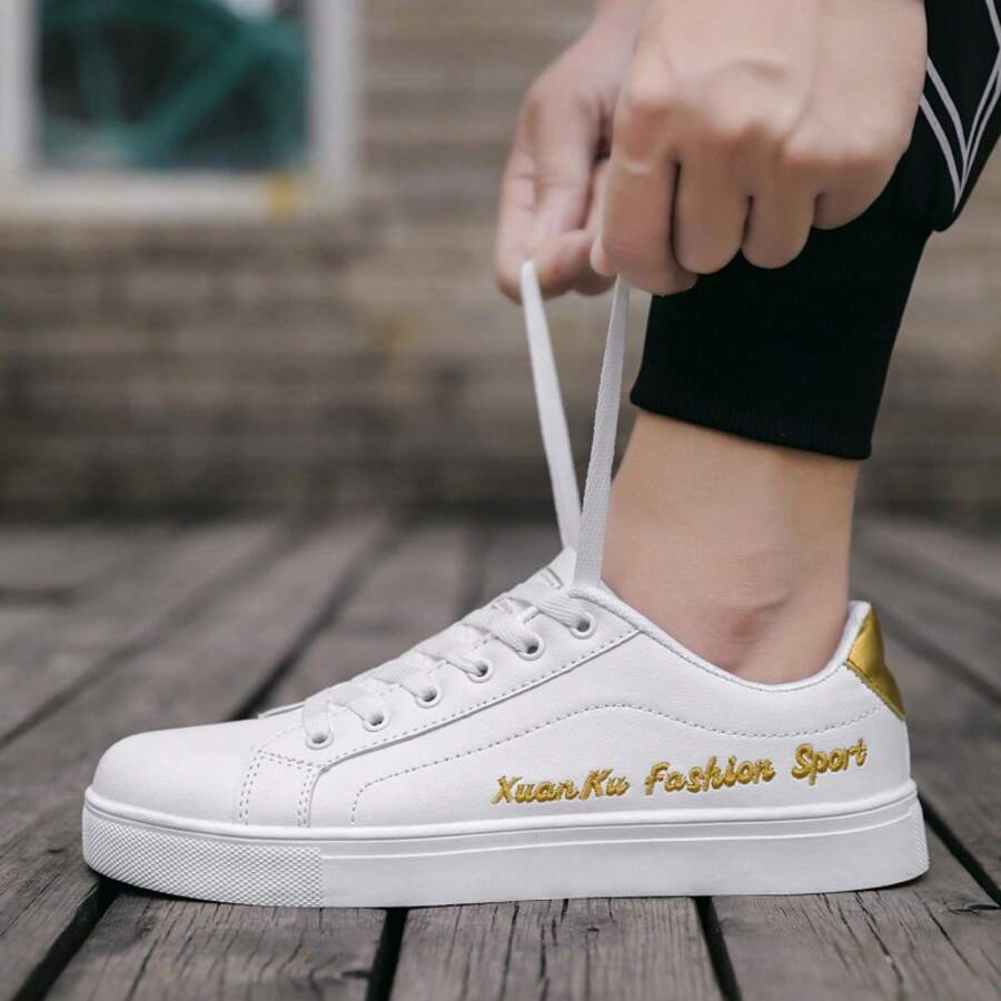 Scarpe da skate da uomo con design a righe, lacci, superiore in pelle PU resistente all'usura, interno in tessuto traspirante, sottopiede in tessuto, suola antiscivolo in PVC, punta tonda, perfette per l'abbigliamento casual all'aperto in autunno, primavera, estate, inverno