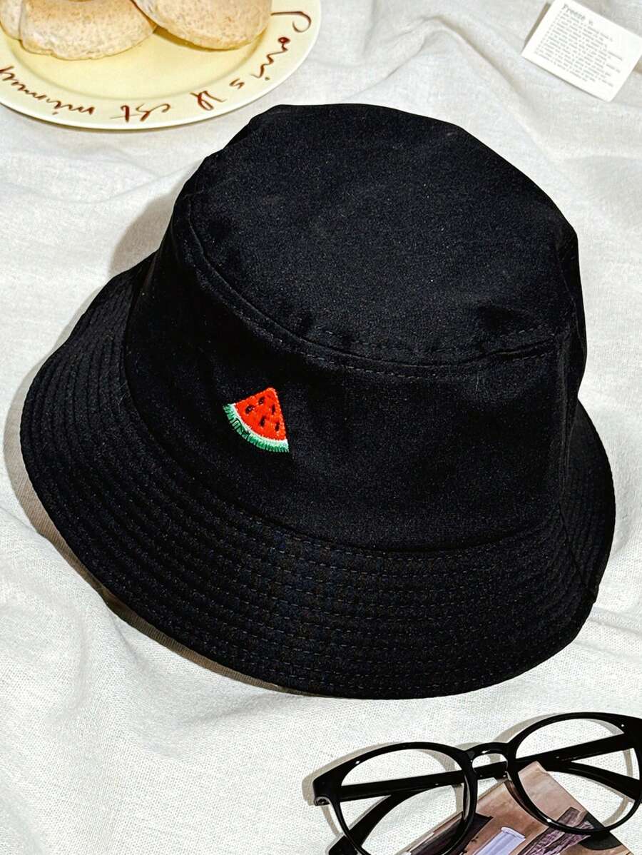 1 pièce Chapeau seau en canevas noir avec broderie de fruits, chapeau de soleil d'été amincissant le visage pour étudiant, protection solaire polyvalente et décontractée