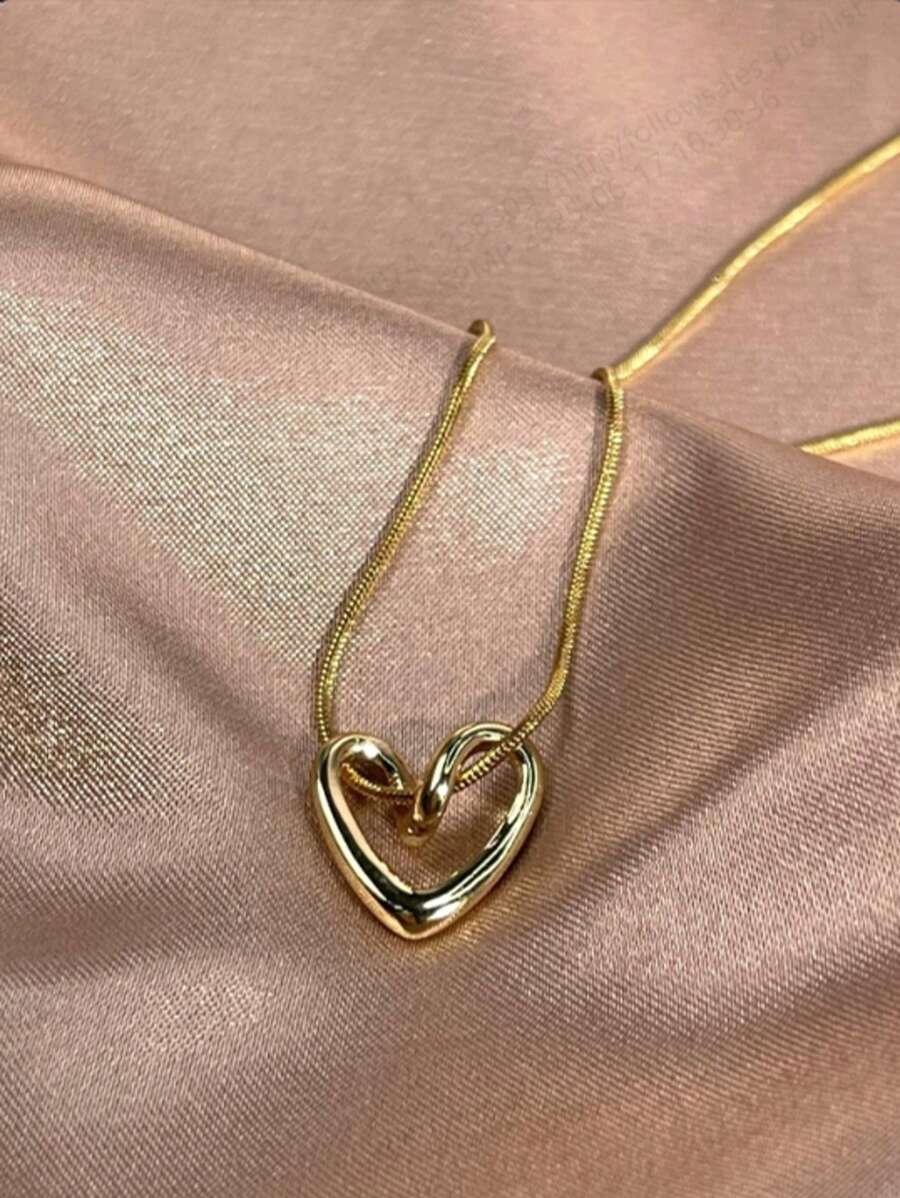 1 pièce Collier simple et élégant en alliage avec pendentif en cœur creux sur chaîne en acier inoxydable, convient pour le quotidien, les rendez-vous, les mariages, les fêtes et les vacances. Bijou minimaliste et glamour pour femme, cadeau pour amies, sœurs, copines et amoureuses