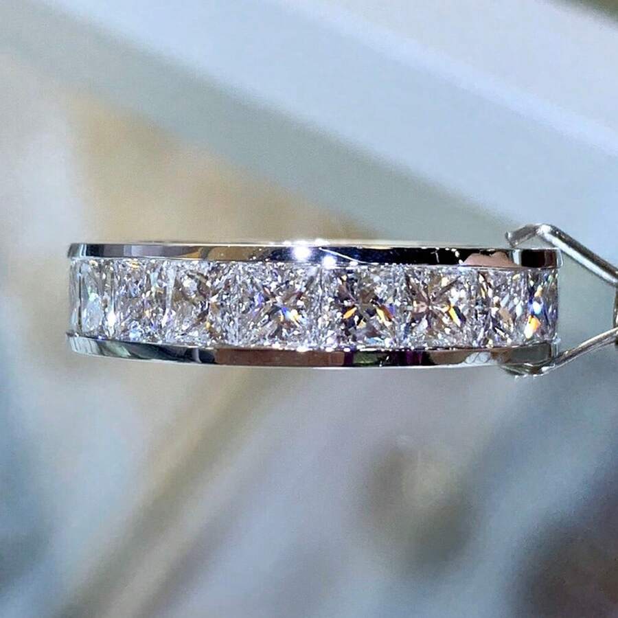 Um Anel de Noivado Deslumbrante com um Círculo Completo de Zircônia Cúbica Sintética Quadrada de 4mm em Aço Inoxidável, Perfeito para Presente do Dia dos Namorados