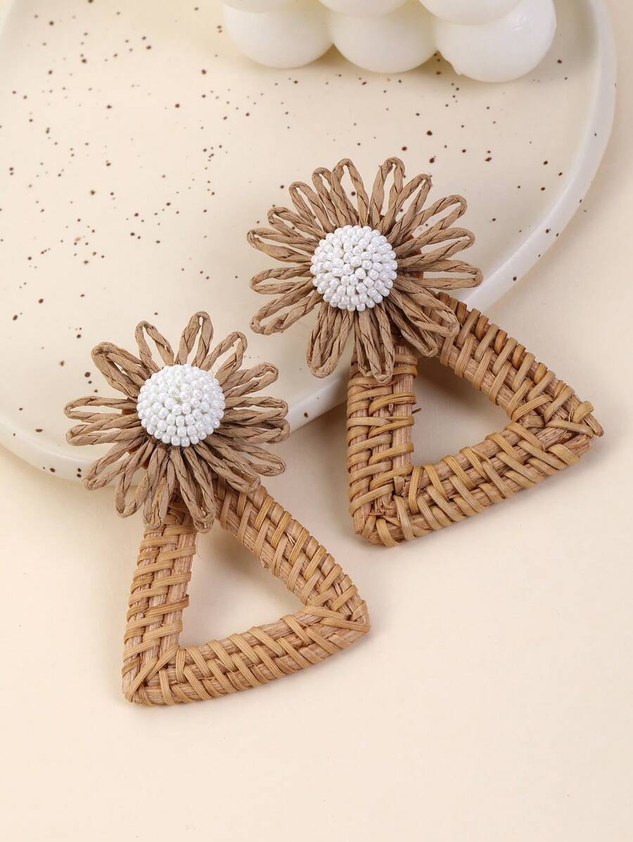 1 Pair Handmade Minimalist White Round Beaded Flower & Woven Triangle Pendant Earrings, Elegant Design For Women, Suitable For Travel, Social Events, And As Gifts
