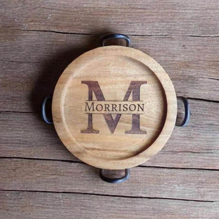 Personalisierte Monogramm Holz Untersetzer, individuell graviertes Untersetzer-Set, Untersetzer mit Halter als Geschenk, Einweihungsparty Hochzeitsgeschenk, Namensinitialen Geschenk